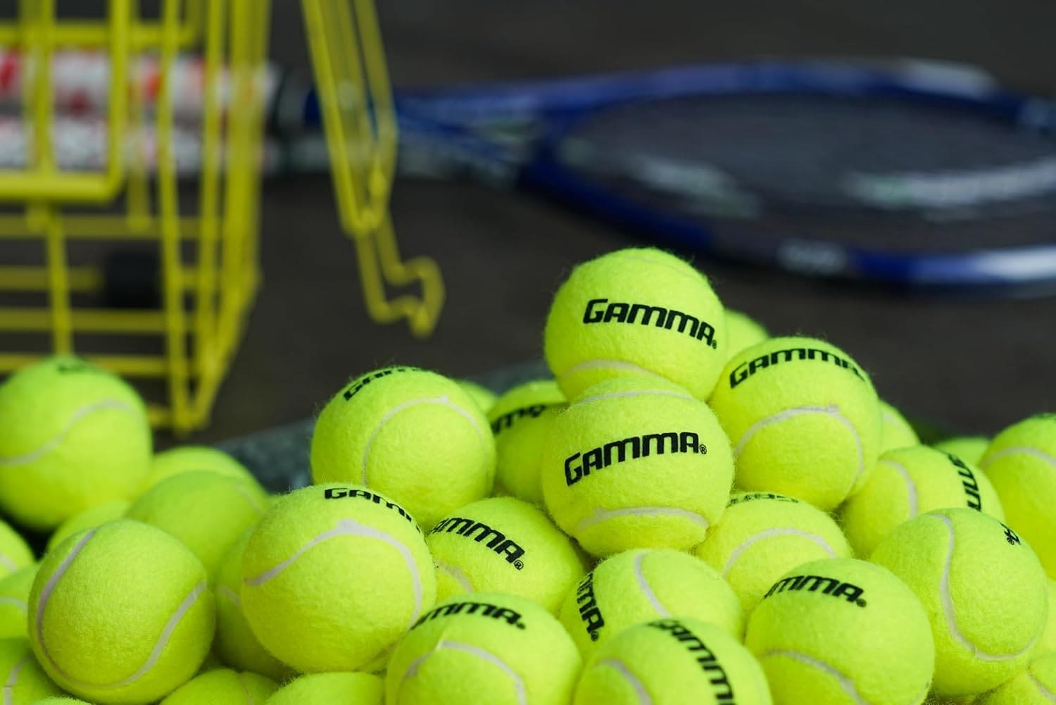 Pressurized vs Pressureless Tennis Balls Pressurized vs Pressureless Tennis Balls