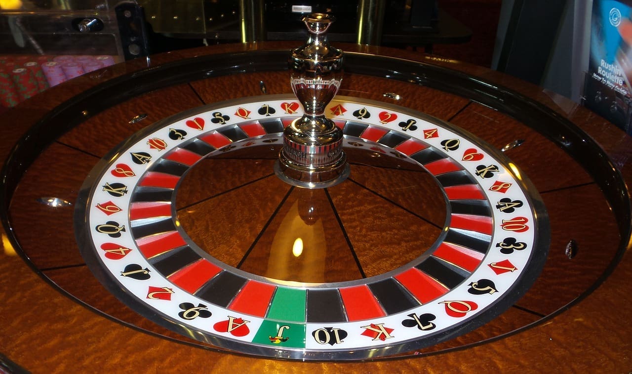 Pros and Cons of Playing Roulette Online vs In-Person Pros and Cons of Playing Roulette Online vs In-Person